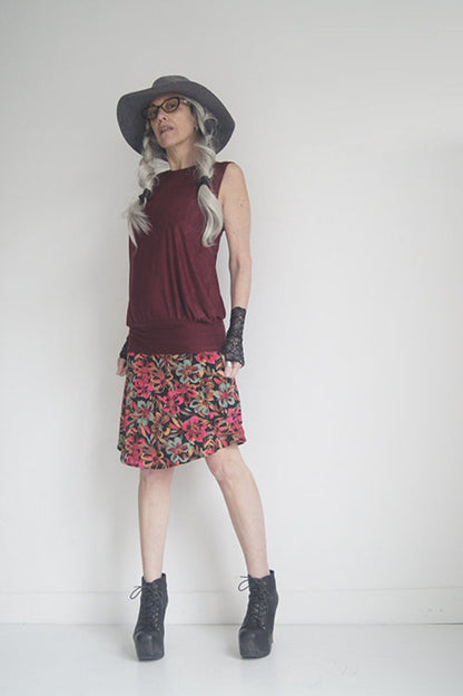 Short Two-Pocket Skirt (2024) by SI Design, Floral pattern, A-line, elastic waist, above the knee, two pouch pockets, sizes S-L, made in Quebec