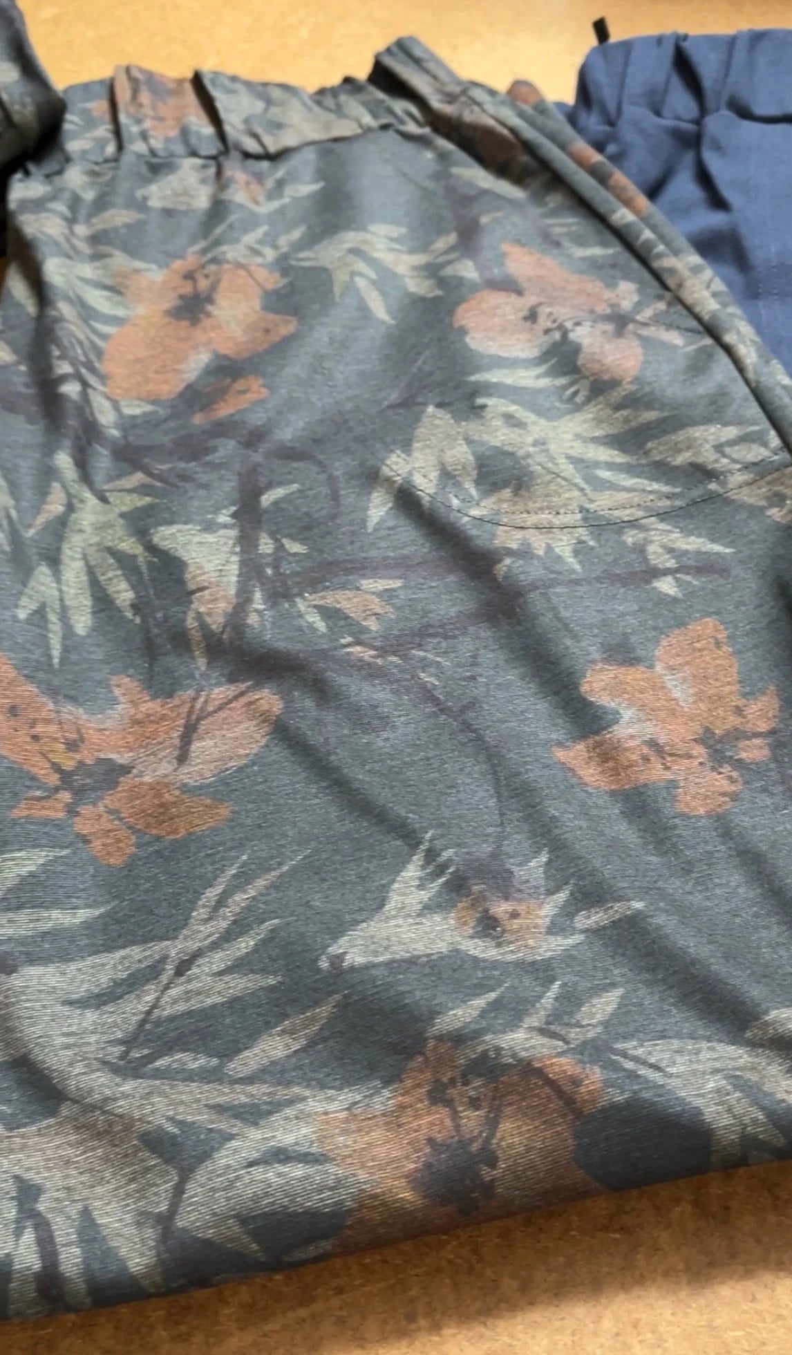 Detail of the Floral print fabric of the Luisa Pants by Tangente 