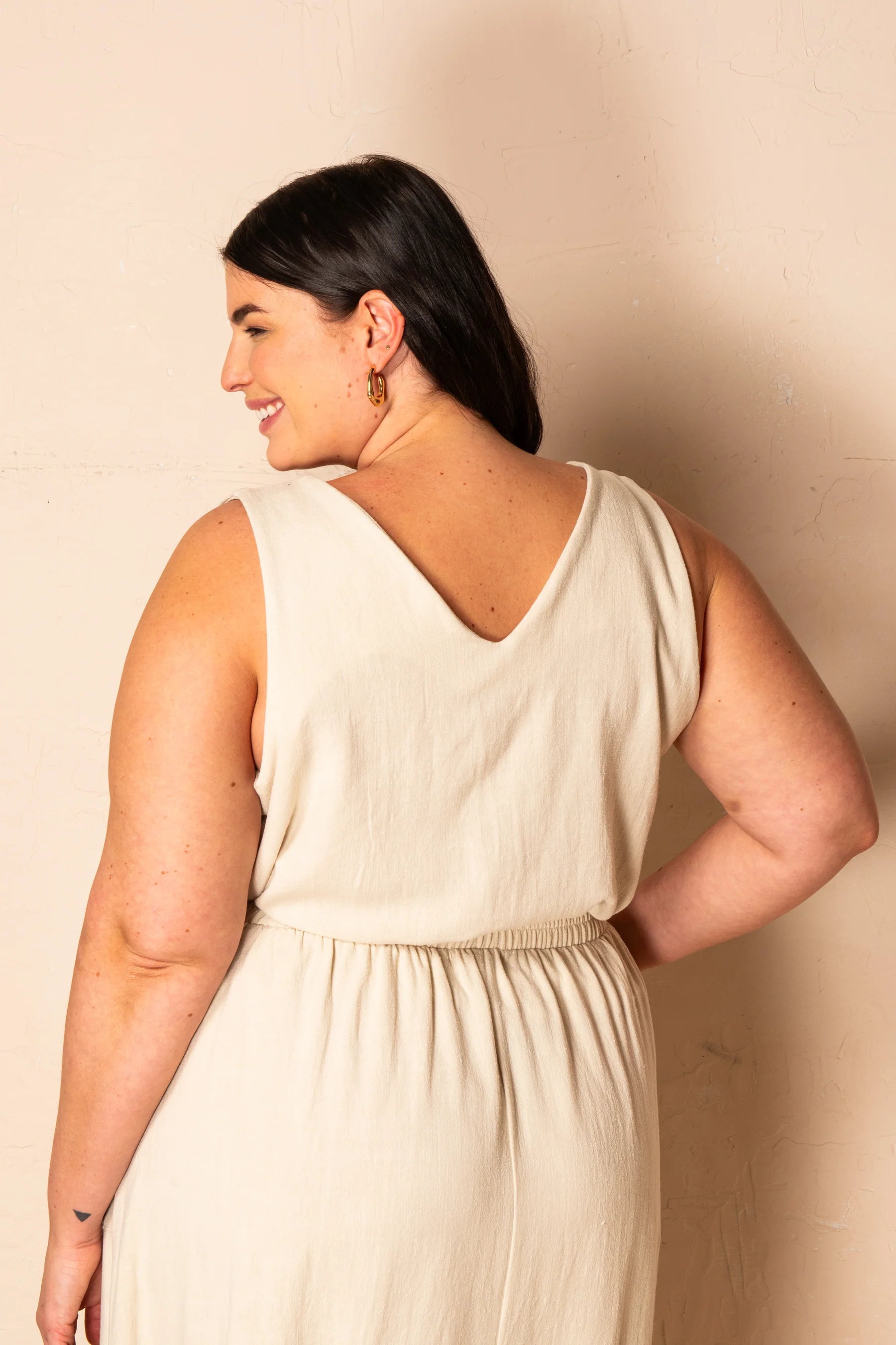 Fleur de Lin Cami by Cherry Bobin, Cream, back view, V-neck at front and back, sleeveless, button front, darts at bust, rayon and linen, sizes XS to 2XL, made in Quebec