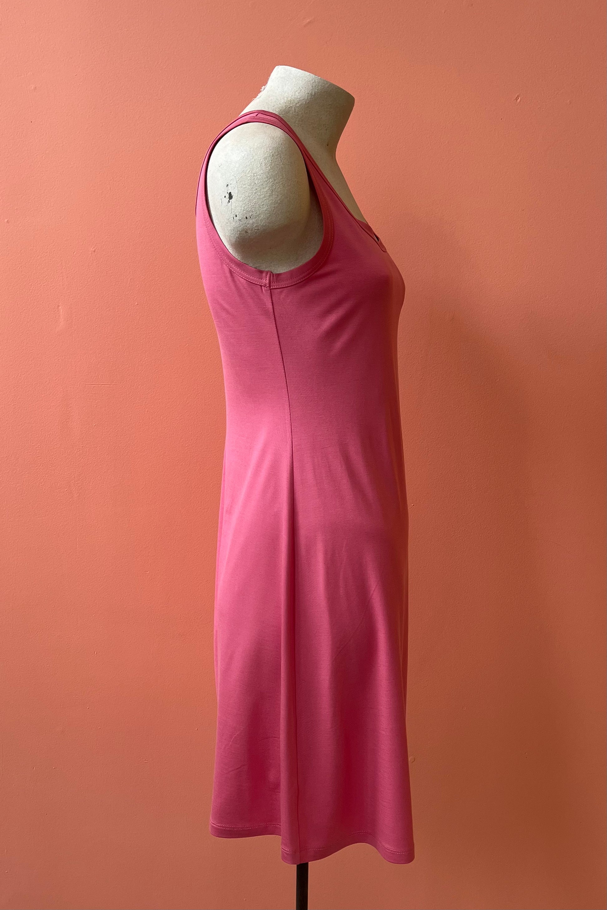 B-Dress by Yul Voy, Coral, side view, tank dress, wide straps, scoop neck front and back, A-line shape, above the knee, sizes XS to XXL, made in Montreal