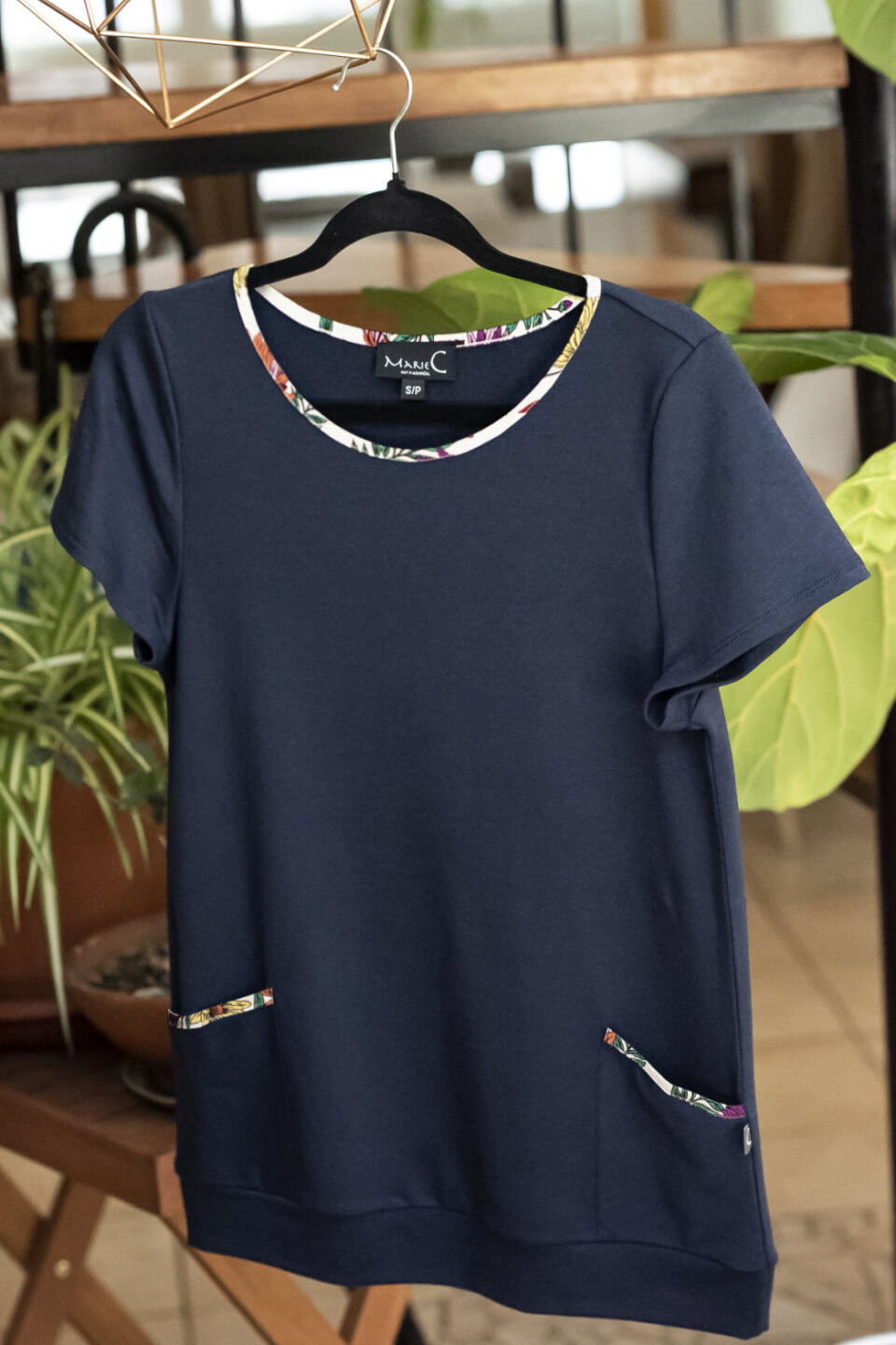 Vuela Top by Marie C, Navy, contrast trim at neckline and on patch pockets, band at hem, eco-friendly, OEKO-TEX certified, bamboo rayon and cotton, sizes XS to XL, made in Montreal 