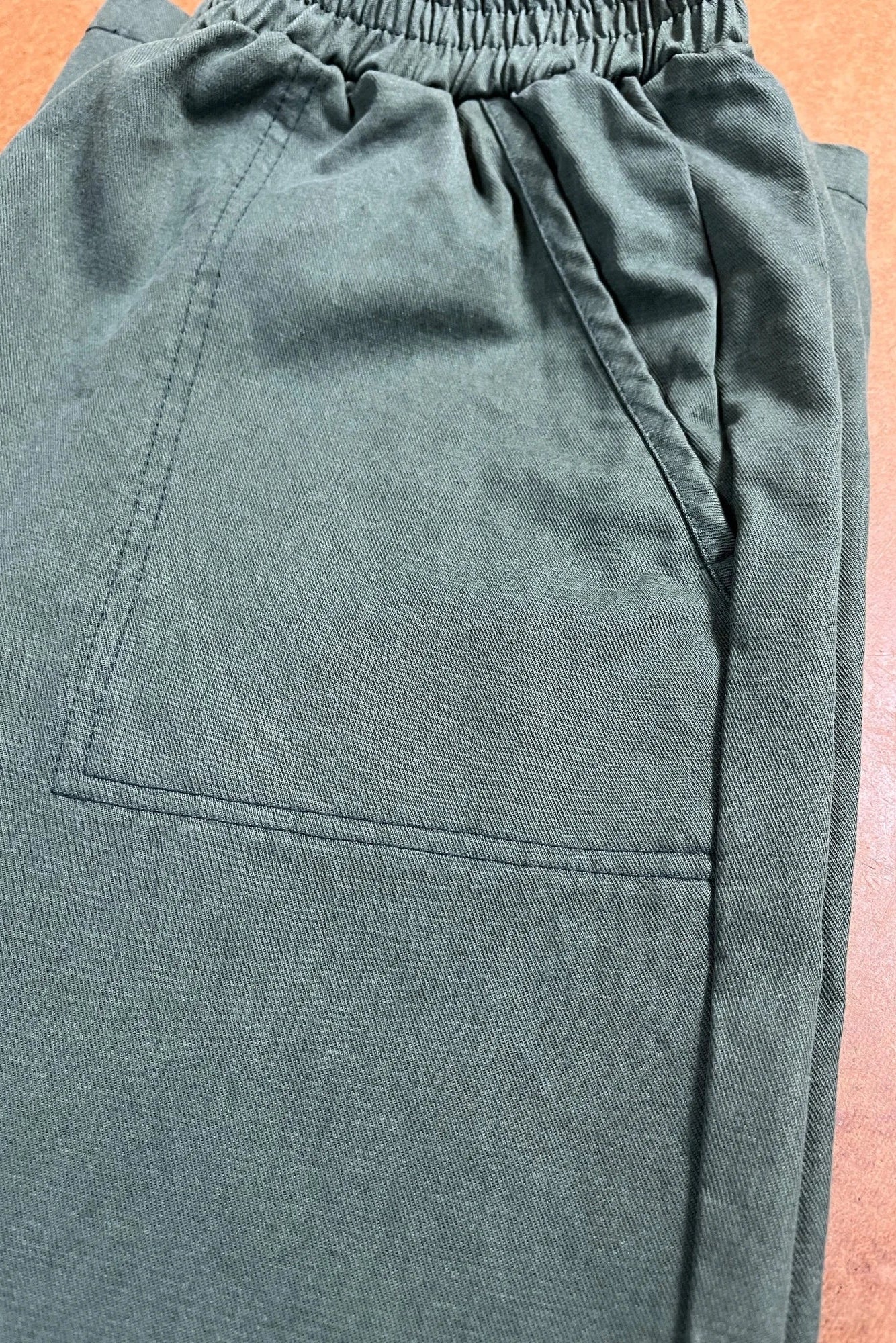 Close up of the pocket detail on the Jill Pants by Tangente in Green. 
