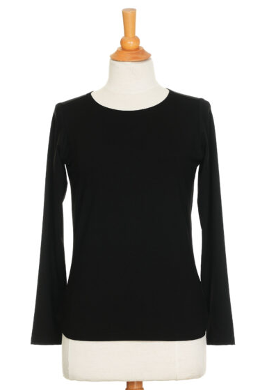 The Gauguin Sweater in Black by Rien ne se Perd is shown on a mannequin in front of a white background