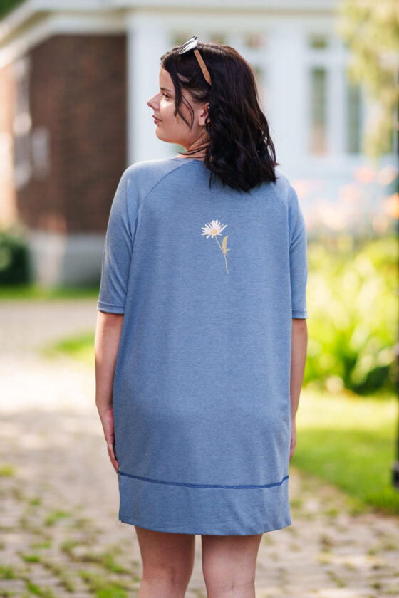 Janis Dress by Rien ne se Perd, Blue, back view, wildflower print, round wide neck, elbow length raglan sleeves, wide band at hem, sizes XS to XXL, made in Quebec 