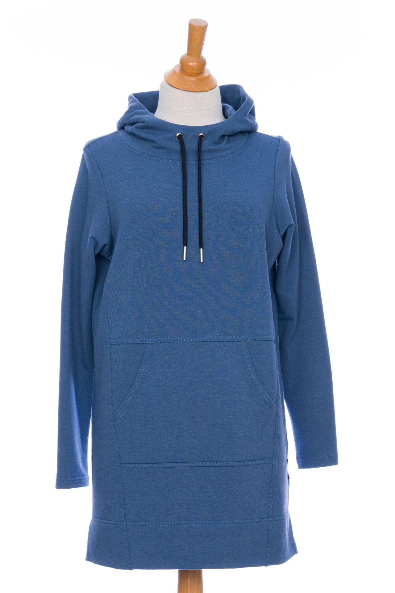 The Toundra Tunic by Rien ne se Perd in Blue, featuring a large hood with drawstrings, a kangaroo pocket, and a relaxed fit, is shown on a mannequin in front of a white background. 